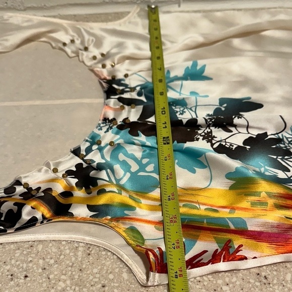 Tahari Sleeveless Blouse 100% silk studded ruffled neck ivory abstract color EUC - Picture 15 of 16